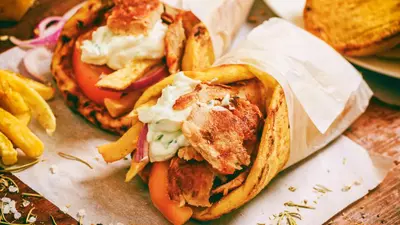 Gyros grecesc cu pui și tzatziki