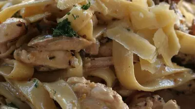 Scalopina de pui cu ciuperci și smântână