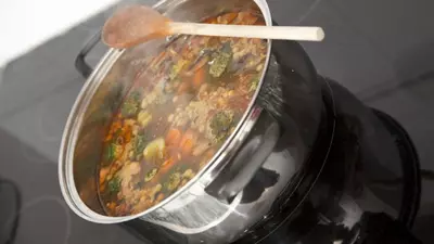 De ce sa pui o lingură de lemn peste oală