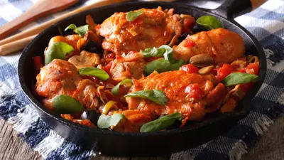 Pui cu usturoi şi busuioc în sos de unt și roşii