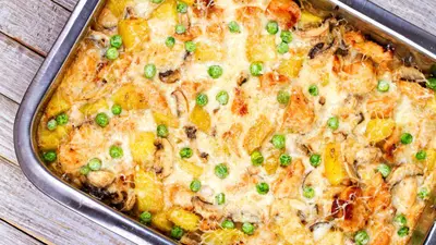 Caserolă de pui, ciuperci și cartofi în sos cremos