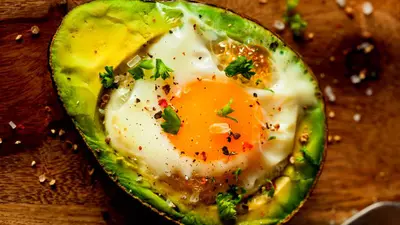 Ouă coapte în avocado
