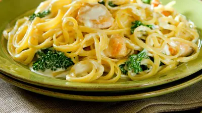 Piept de pui cu broccoli în sos Alfredo