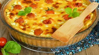 Plăcintă cu roșii, brânză și busuioc