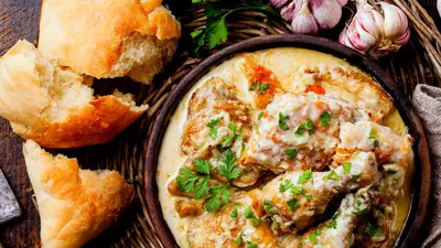 Pui în sos cremos de vin alb