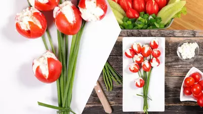 Lalele din roșii umplute cu brânză și castraveți