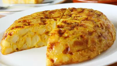 Omletă spaniolă cu cartofi – Tortilla Espanola