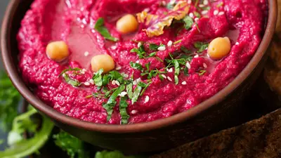 Hummus cu sfeclă roșie coaptă