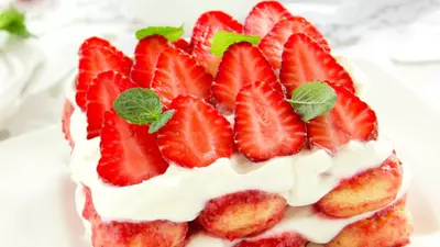 Tiramisu cu căpșuni – fără coacere