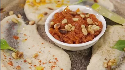 Fasole bătută cu sos de roșii și ceapă