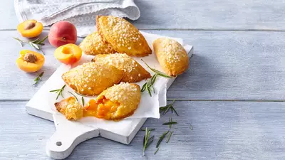 Empanadas cu piersici și cocos – incredibil cât de simplu se prepară!