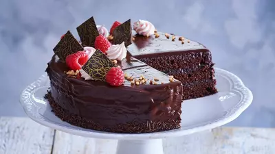 Tort Sacher sau Sachertorte: un tort plin de ciocolată, cu marmeladă fină