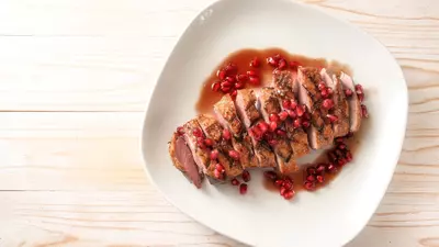 Piept de rață în sos de rodii