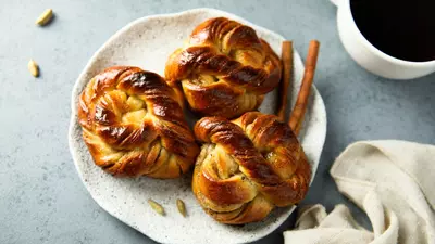 Kardemummabullar – chifle suedeze cu cardamom