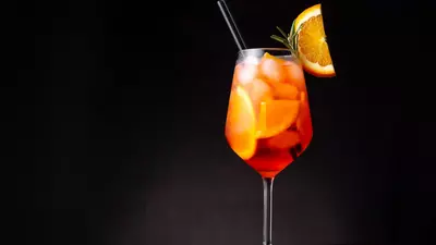 Aperol Spritz cu Prosseco. Cum se face cel mai cunoscut cocktail de vară
