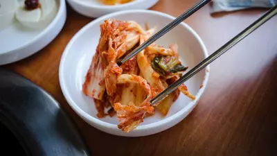 Kimchi – beneficii și rețeta unui amestec lacto-fermentat