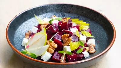 Salată de sfeclă roșie crudă – rețeta cu măr și brânză de capră