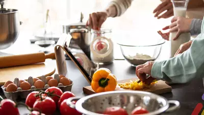 Top 5 rețete rapide pentru familiile ocupate și sfaturi pentru menajerele care le gătesc