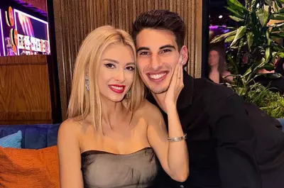 Andreea Bălan și Victor Cornea s-au căsătorit în secret. Primele imagini de la cununia civilă: artista a optat pentru o rochie scurtă și cu umerii goi