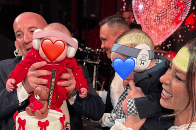 Roxana Nemeș, botez de lux pentru gemenii ei, dar stai să vezi cine sunt nașii! Nimeni nu se aștepta! Persoane sus puse! Ce nume superbe au copilașii și cum a arătat tortul. Ospăț regal, decor roșu, ținute spectaculoase