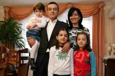 Imaginile momentului cu soția lui Gigi Becali! Nimeni nu a mai văzut-o în public de foarte mult timp, iar acum a apărut și ne-a lăsat mască! Cu batic, fără machiaj, cu tenul luminos și cu un zâmbet discret, Luminița Becali a atras toate privirile.