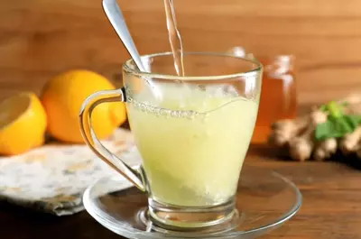 Băutura ieftină care ajută la calmarea durerii de gât când ești răcit. Este medicament pentru gâtul iritat