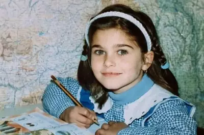 O recunoști pe fetița cu ochii verzi din fotografia aceasta? Astăzi este una dintre cele mai iubite artiste din România