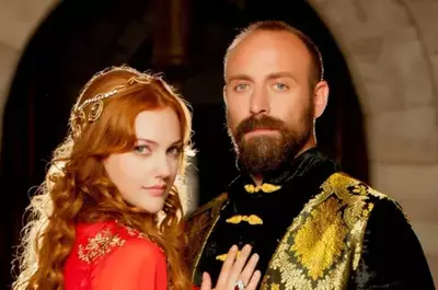 „Arată foarte diferit”. Meryem Uzerli, celebră pentru rolul Sultanei Hürrem, și-a surprins fanii cu apariția sa la Festivalul de Film de la El Gouna. Mulți nu o mai recunosc