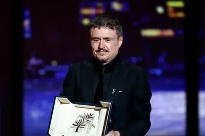 Cum arată casa lui Cristian Mungiu. Regizorul premiat la Cannes locuiește într-o vilă spectaculoasă din București
