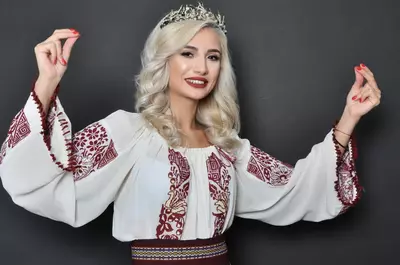 Cine este Claudia Puican. Provine dintr-o familie săracă, este căsătorită cu Armin Nicoară și au împreună un fiu