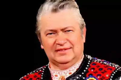 Gheorghe Turda se fardează întotdeauna înaintea spectacolelor: "Am în trusă neapărat un creion dermatograf, fond de ten și pudră. Mă pricep mai bine decât fătucile din televiziuni"