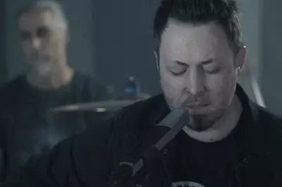 Andrei Găluț, solistul trupei Goodbye to Gravity și supraviețuitor al tragediei Colectiv, revine pe scenă după 10 ani de pauză. Omagiu pentru victime: „Chitara mi-a fost sprijin în anii grei”