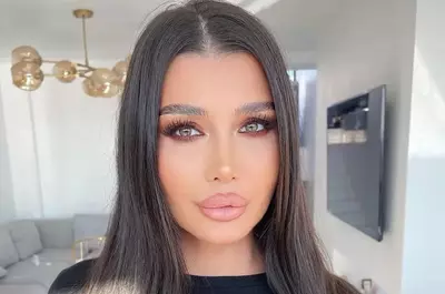 Elena Băsescu, surprinsă la cumpărături într-un hypermarket. Fiica fostului președinte și-a luat o geacă și o vestă cu doar 100 de lei