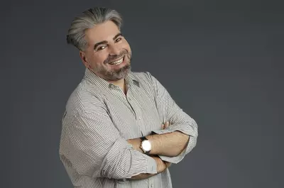 Cum arăta Maurice Munteanu când era elev de liceu. Adopta un look total diferit de stilul pentru care este cunoscut acum