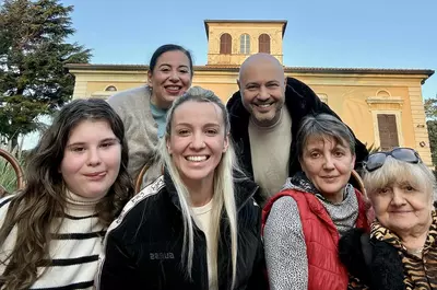 Mihai Mitoșeru și-a vizitat viitoarea soacră, în Italia, împreună cu mama lui și cu Oana Roman: ”A făcut ciorbă de sfeclă, ciorbă de afumătură, mici, lasagna, plus dulciuri de tot felul” / EXCLUSV