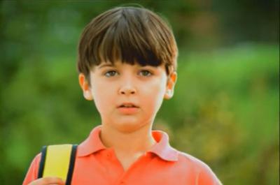 Cum arată acum băiatul din reclama de la brânză topită, devenit viral pentru replica "Dacă mă sărută data viitoare?". Noni Ene are 33 de ani și activează în domeniul artistic