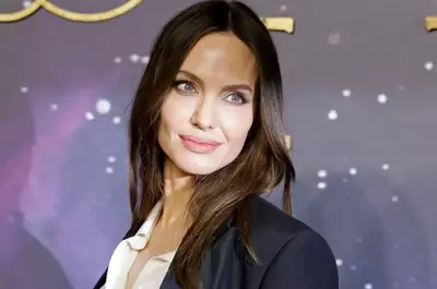 Angelia Jolie, apariție curajoasă pe coperta revistei Time, la 12 ani de la dubla masectomie: "Împărtășesc aceste cicatrici cu multe femei pe care le iubesc"
