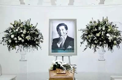 Valentino, condus pe ultimul drum de mii de oameni, la Roma. Anna Wintour, Tom Ford, Donatella Versace și Anne Hathaway, printre vedetele prezente la funeraliile "ultimului împărat al modei"