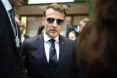 Cât costă ochelarii de soare purtați de președintele Macron la Davos și ce marcă sunt. Acţiunile companiei italiene au explodat: "Nu a acceptat să îi primească din partea noastră ca un cadou"