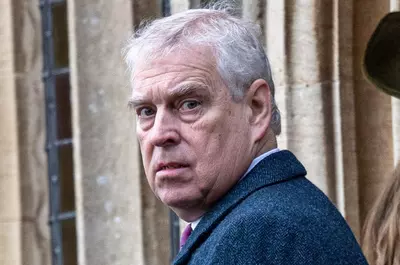 Fostul prinţ Andrew, eliberat după ce a fost arestat în dosarul Epstein. Fratele regelui Charles este cercetat în stare de libertate / Reacția lui Trump