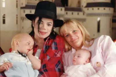 Ce mai face și cu ce se ocupă, la 67 de ani, Debbie Rowe, fosta soție a lui Michael Jackson. Fosta asistentă medicală este mama a doi dintre copiii megastarului, Prince și Paris