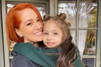 Cum se descurcă Feli ca mamă singură și ce lecții învață de la fiica ei de șapte ani: ”Noi creștem și uităm la un moment dat. Dar asta-i bucuria atunci când cel puțin ești părinte”