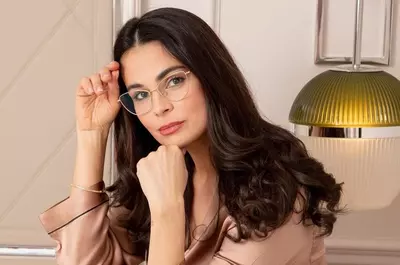 Ce evită Anca Serea când își alege ținutele și cum le răspunde celor care o consideră demodată: „Eleganța nu are vârstă. Fără branduri la vedere!”