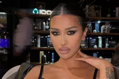 Yasmin Awad s-a luat la bătaie cu o femeie, într-un club din București. Cum a ajuns fosta concurentă de la Survivor în acest conflict