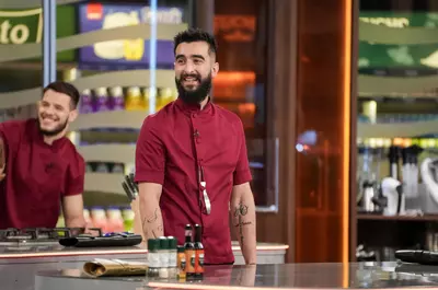 Cine este Samuel Cernea de la Chefi la cuțite. Are 32 de ani și a gătit pentru familia regală a Marii Britanii: „Am întâlnit-o pe fosta regină. Cerințe ca la armată!”