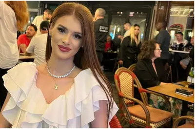 Un an de la moartea Teodorei Marcu. Cum arată mormântul ei și al bebelușului nenăscut: zeci de coroane, lumânări și un înger de marmură, cu mesaje de dor și durere / Tânăra a fost ucisă în plină stradă și a lăsat în urmă un soț îndurerat și o fetiță