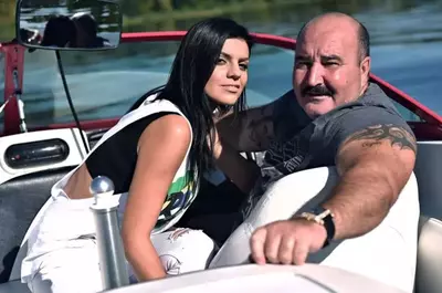 Cum arată casa lui Nuțu Cămătaru de pe malul lacului Snagov. Interlopul locuiește aici cu actuala soție, Claudia Brazilianca, și fiul lor