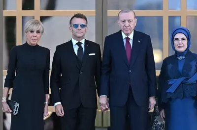 Emmanuel Macron, moment stânjenitor cu prima doamnă a Turciei, Emine Erdogan, la summitul NATO de la Ankara. Gestul care a stârnit controverse