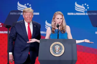 Cine este Natalie Harp, asistenta personală a lui Donald Trump. Tânăra de 35 de ani a renunțat la cariera TV și a călătorit în portbagaj doar ca să-l însoțească non stop: "Îi este devotată și loială sută la sută"