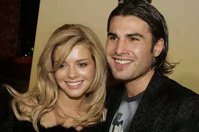 Adrian Mutu a povestit în cartea sa autobiografică de ce a divorțat de Alexandra Dinu: "A fost o iubire fulgerătoare, de adolescenți. Simțeam așa, ceva ca o senzație de sufocare. Relația nu a mers din cauza tinereții"